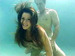Follando a su mujer bajo el agua