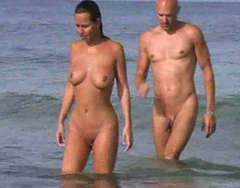 Chicas desnudas y practicando sexo en la playa