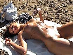 Grabando a una pornstar checa desnuda en la playa
