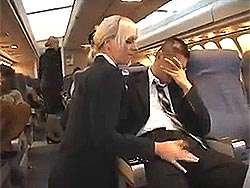 Azafata rubia haciendo una paja a un pasajero en pleno vuelo