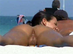 Grabando los coñitos abiertos de las chicas en playa nudista