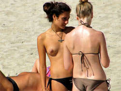 Voyeur grabando a una morenita española haciendo topless en la playa