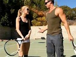 Reventando el coñito de su joven alumna de tenis