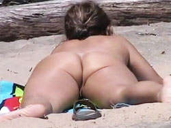 Grabando a chicas en la playa practicando nudismo