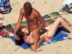 Parejita practicando sexo en una playa nudista