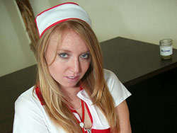 Rubia enfermera con ojos azules haciendo una paja