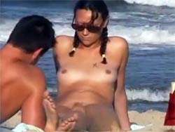 Vídeo amateur de voyeur grabando chicas desnudas en la playa