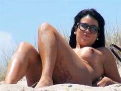 Espiando a Tania Tetona en una playa nudista