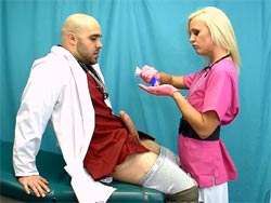 Enfermera con guantes de latex le hace una paja al doctor