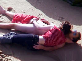 Video voyeur  pareja en la playa mamando su verga