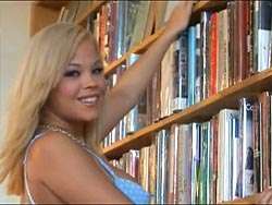 Rubia  jovencita espectacular follando en la biblioteca