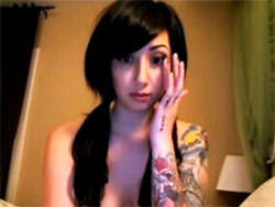 Jovencita tatuada desnuda en la webcam