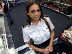 Follando por dinero con una azafata en la trastienda