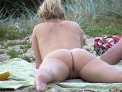 Rubia disfruta con el conejito abierto y su novio en una playa nudista
