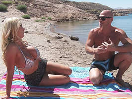 Sexo oral en la palya con una rubia madura, tetuda y cachonda