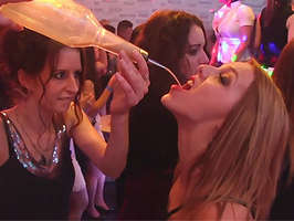 Fiesta de alcohol y sexo con mas de 50 nenas cachondas 