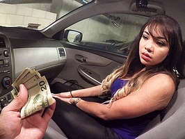 Haciendo una mamada en el coche a cambio de dinero