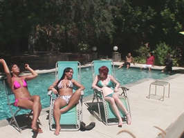 Sexo en la piscina de las chicas solteras