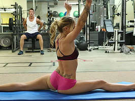 Rubia con un culo perfecto haciendo aerobic quiere chupar la polla de su entrenador