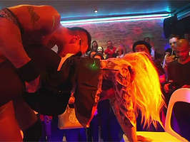 Salvaje despedida de solteras con cien chicas cachondas