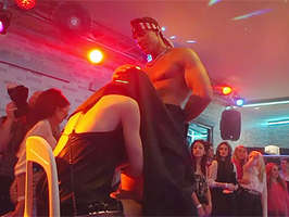 Despedida de soltera acaba en  una Orgía En La Discoteca