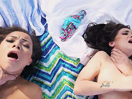 Dos jovencitas folladas en la playa violentamente