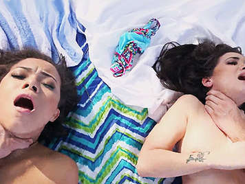 Zwei junge Mädchen am Strand heftig gefickt