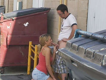 Voyeur pilla a una joven puta rubia haciendo una mamada a un cliente en la calle