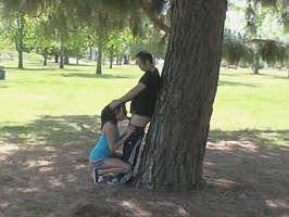 Voyeur atrapar una pareja de jóvenes, follando bajo un árbol