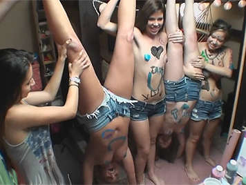 Fiesta de lesbianas universitarias con el cuerpo cubierto de pintura