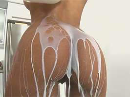 Mulata de grandes pechos cubierta de leche follada a cuatro patas