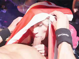 Despedida de solteras en una discoteca con stripers americanos de grandes pollas