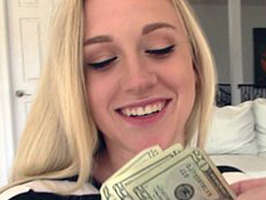 Rubia cachonda seducida y follada a cambio de dinero