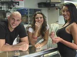 Latina gostosa folla por dinero en una tienda de armas rodeada de metralletas