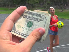 Chica mamando una verga por dinero despues de perder una apuesta