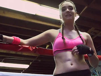 Follando en el ring de boxeo con una jovencita boxeadora