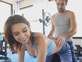 En el gimnasio follando con una jovencita vestida con mallas apretadas