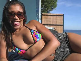 Mulata tetona y culona en bikini se masturba en la playa