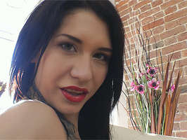 Preciosa chica rusa con un consolador en el culo chupando una buena verga