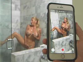 Rubia tetona pillada en la ducha haciendose una paja le chupa la polla  su hijasto