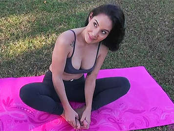 Follando duro a una sexy latina amateur que está haciendo aerobic en el parque