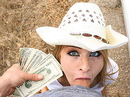 Rubia campesina de ojos azules chupando y follando una gruesa polla por dinero