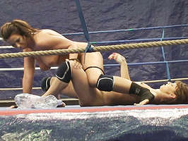 Pelea de gatas encima de un ring hasta que ls dos se quedan completamente desnudas