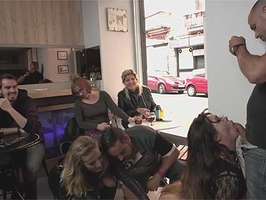 Sexo extremo en publico en una cafeteria llena de clientes