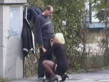 Voyeur graba en video casero a una pareja alemana follando por la calle