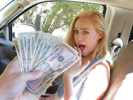 Rubia de 18 años folla y mama una verga en el coche por un puñado de dolares