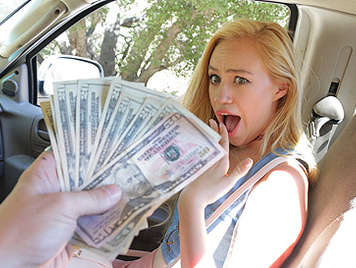 Rubia acepta dinero por chupar y follar la gruesa polla de su vecino en el coche 