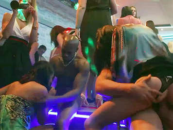 Salvaje fiesta de sexo interracial en una discoteca de Bucarest