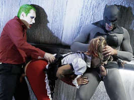 Parodia porno, Batman y el joker follando el culo a la rubia con coletas del Escuadrón Suicida