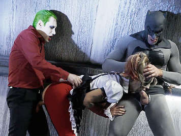Parodia porno, Batman y el joker follando el culo a la rubia con coletas del Escuadrón Suicida